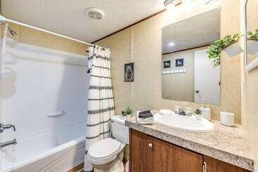 Ruidoso Cabin W/ Hot Tub & On Site Hiking!