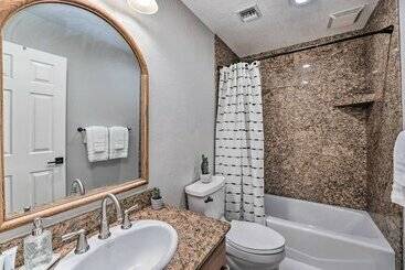 Spacious Desert Retreat ~ 3 Mi To Lake Havasu