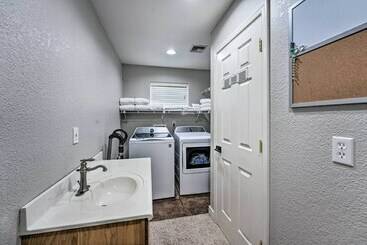Spacious Desert Retreat ~ 3 Mi To Lake Havasu