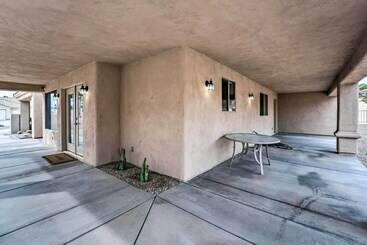 Spacious Desert Retreat ~ 3 Mi To Lake Havasu