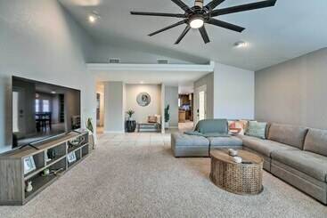 Spacious Desert Retreat ~ 3 Mi To Lake Havasu