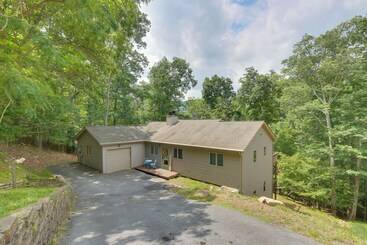 茅舍 Spacious Mcgaheysville Home: Hot Tub & Pool Table!