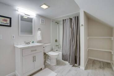 Spacious Minneapolis Home Rental: 8 Mi To Downtown