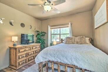 Deck, Grill & Fire Pit: Spacious Show Low Hideaway