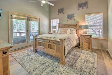 Deck, Grill & Fire Pit: Spacious Show Low Hideaway