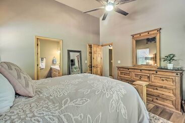 Deck, Grill & Fire Pit: Spacious Show Low Hideaway