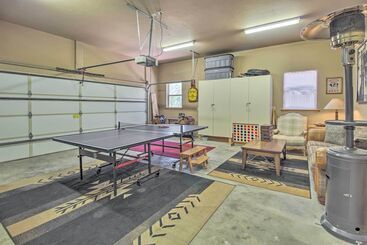 Deck, Grill & Fire Pit: Spacious Show Low Hideaway
