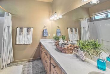 Deck, Grill & Fire Pit: Spacious Show Low Hideaway