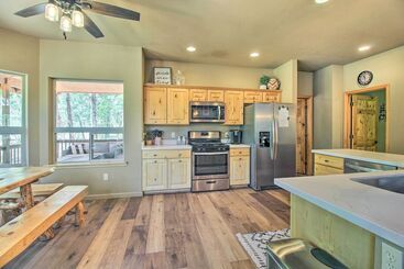Deck, Grill & Fire Pit: Spacious Show Low Hideaway