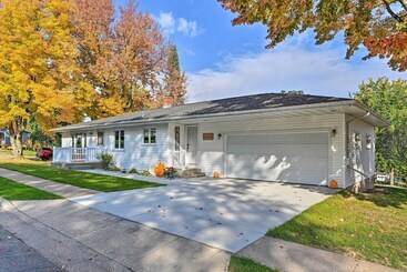 Updated Pet Friendly Home   9 Mi To Ski Area!