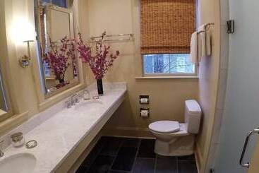 تختخواب و صبحانه Catherine Ward House Inn