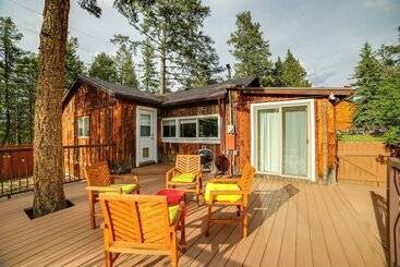 Сельский дом Charming Cabin W/ Hot Tub, Walk To Main St!