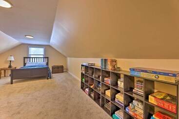 Charming Charleston Home W/ Yard & Fire Pit!