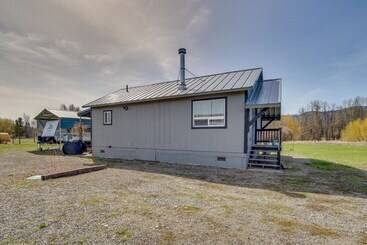 Cozy Cle Elum Cabin W/ 3 Acres & Stocked Pond
