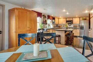 East Wenatchee Home W/ Yard & Hot Tub!