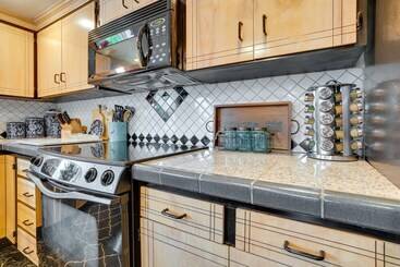 East Wenatchee Home W/ Yard & Hot Tub!