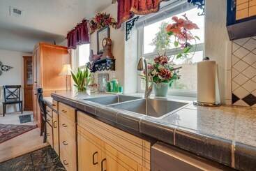 East Wenatchee Home W/ Yard & Hot Tub!
