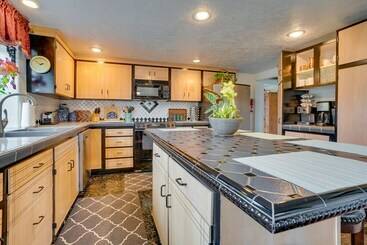 East Wenatchee Home W/ Yard & Hot Tub!