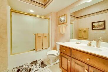 بيت ريفى Home In Bella Vista W/ Deck & Lake Windsor Views!