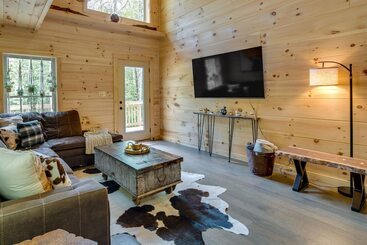 コテージ Serene Marshall Cabin W/ Deck & Fire Pit!