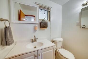 Pittsburgh Vacation Rental: 3 Mi To Downtown!