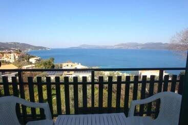 اقامتگاه Impeccable 4 Bed House In Nikiana