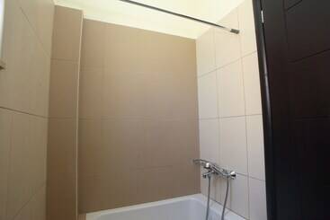 اقامتگاه Impeccable 4 Bed House In Nikiana