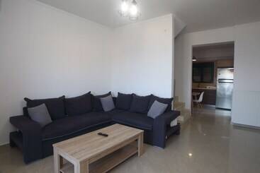 اقامتگاه Impeccable 4 Bed House In Nikiana