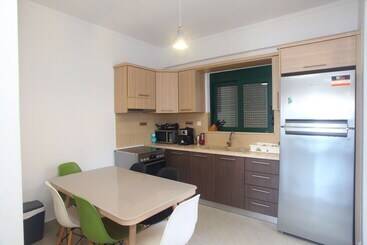اقامتگاه Impeccable 4 Bed House In Nikiana