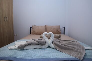اقامتگاه Impeccable 4 Bed House In Nikiana