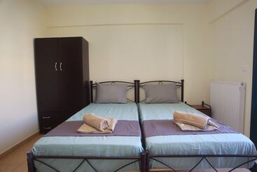 اقامتگاه Impeccable 4 Bed House In Nikiana