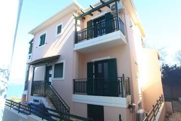 اقامتگاه Impeccable 4 Bed House In Nikiana