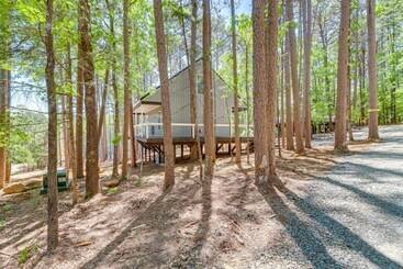 별장 Shirley Treehouse Style Cabin W/ Lake Access!