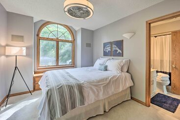 별장 Spacious Beaver Lake Home W/ Stunning Views!