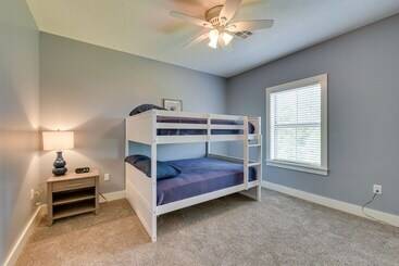 Spacious Lake Charles Craftsman Pet Friendly!