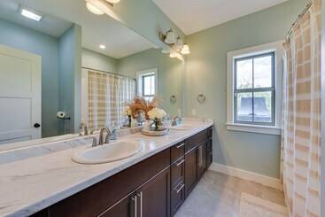 Spacious Lake Charles Craftsman   Pet Friendly!