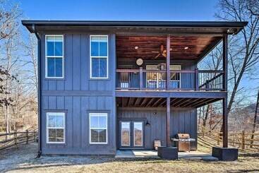 コテージ Waynesville House: Fire Pit + Mountain Views!