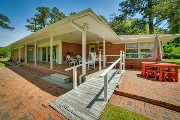 بيت ريفى Fifties Beaufort Home W/ Patio, On Newport River!