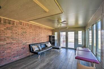 Amarillo Abode W/ Sunroom ~ 4 Mi To Downtown!