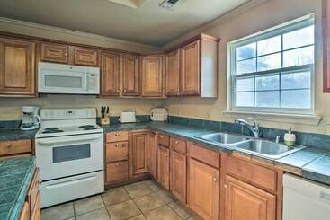 Central Fayetteville Home W/ Gas Grill!