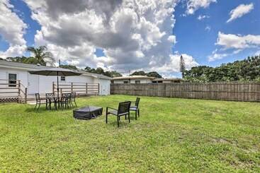 Central Sarasota Home: 8 Mi To Siesta Key!
