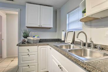 Central Sarasota Home: 8 Mi To Siesta Key!