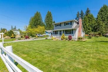 Charming Updated Retreat Walk To Lake Stevens!