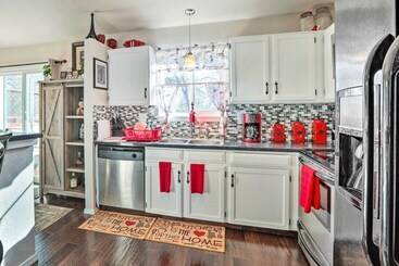 Colorado Springs House: 5 Mi To Downtown