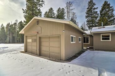 קוטג'' Columbia Falls Private Retreat: Pool Table & Deck!