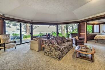 Enchanting Coos Bay Sanctuary W/ Lush Views!