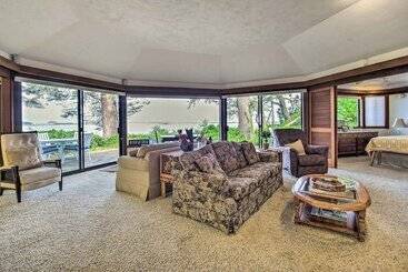 Enchanting Coos Bay Sanctuary W/ Lush Views!