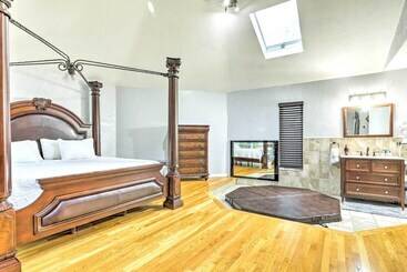 Extravagant Randolph Retreat W/ Private Pool!