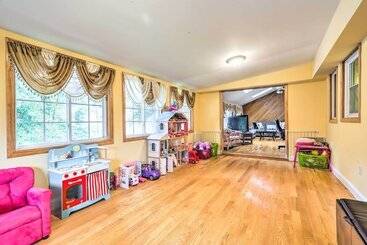 Extravagant Randolph Retreat W/ Private Pool!