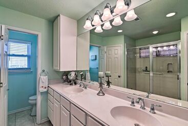1 Block To Beach: Family Getaway In Galveston!
